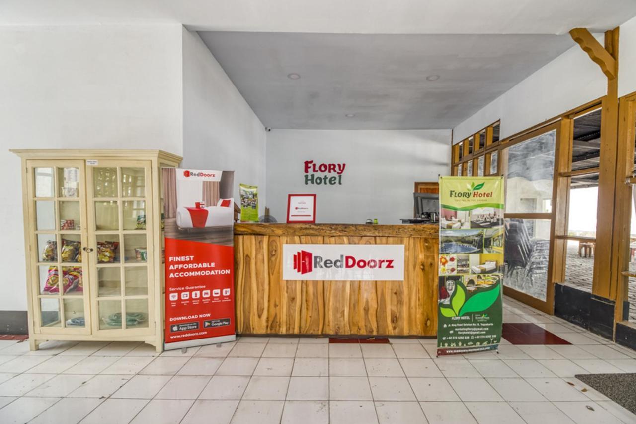 Reddoorz Plus @ Flory Hotel Yogyakarta Exterior foto
